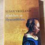 Mädchen in Hyazinthblau
